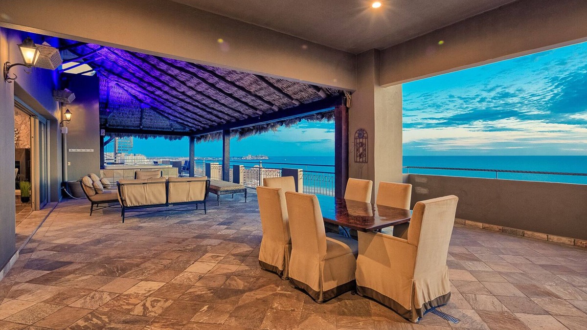 Luxury 4Bd Penthouse, Ocean VIEWS, 2 king suites, pvt jacuzzi, beachfront resort