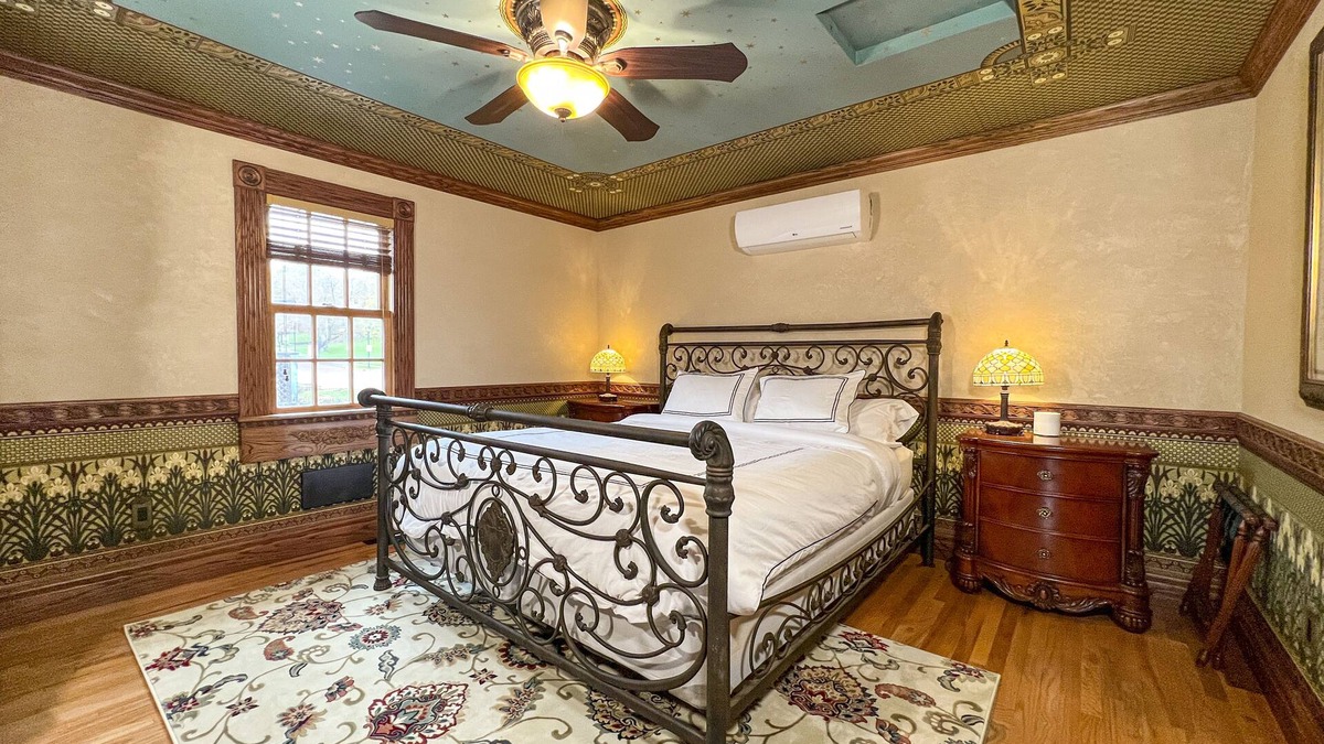 Luxury Bayfield Apartment with Deck, View of Lake Superior & California King Bed
