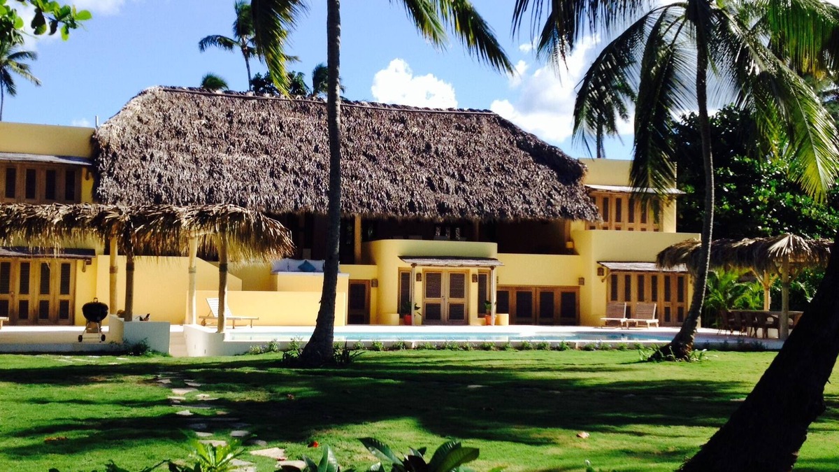 Luxury beachfront villa, 8 bedrooms, 14-17 sleeps, 7 bathrooms 