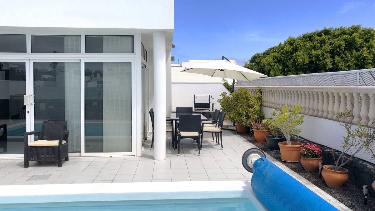 Luxury Contemporary Villa, with Large Heated Pool & WIFI