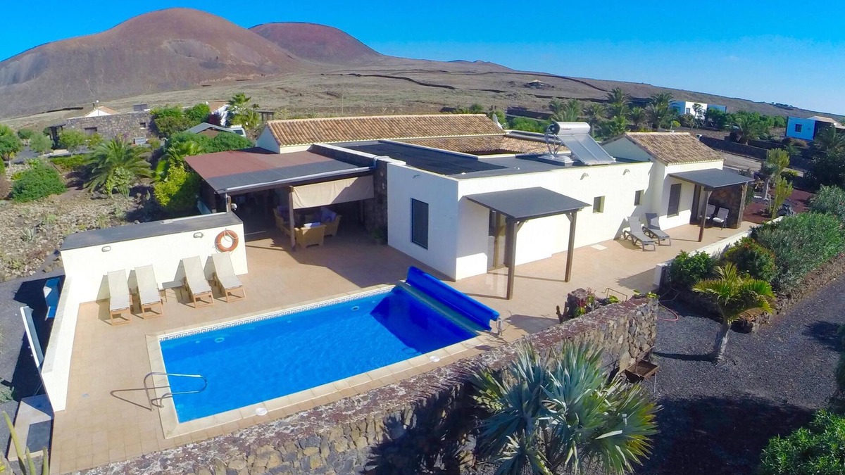 Luxury Lajares Villa, Secluded & Spacious, Private Heated Pool & Stunning Garden