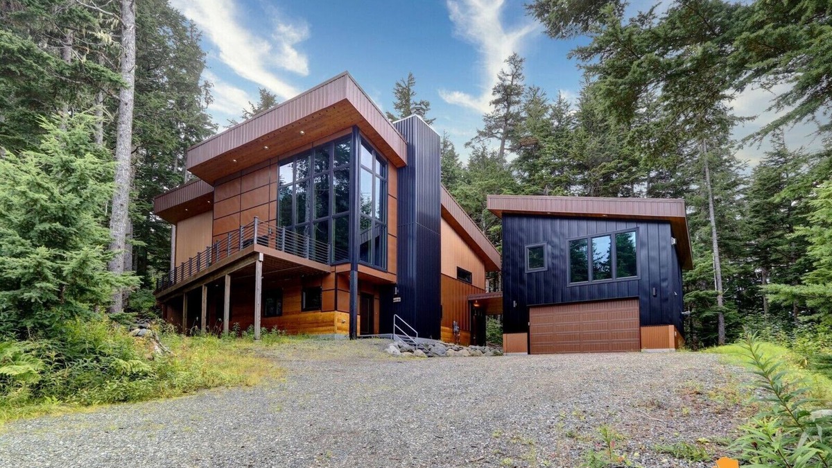 Luxury Modern Mountain Home 1/2 mile from Ski Resort