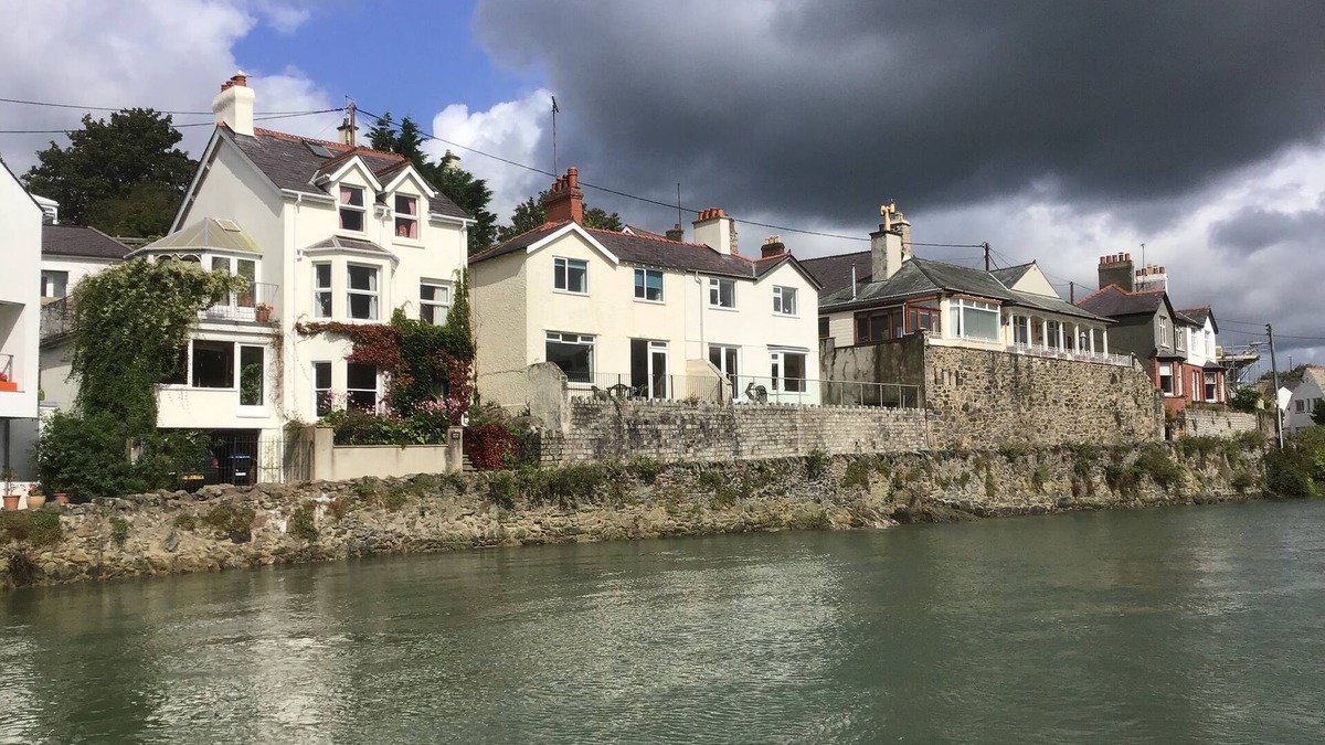 Menai Bridge Lovely seafront cottage with beautiful views of the Straits