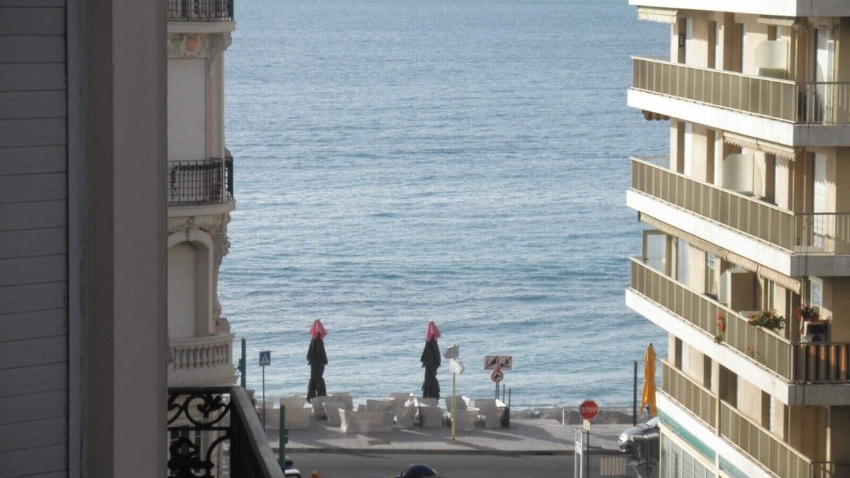 Menton downtown, two rooms flat, 40 meters from the beaches, totally renovated