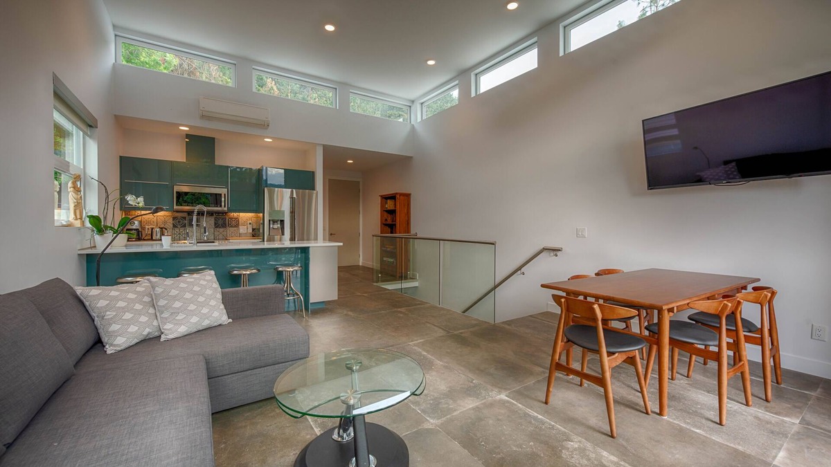 Modern 3 bedroom, 3 en suites, dog friendly loft in McKinley