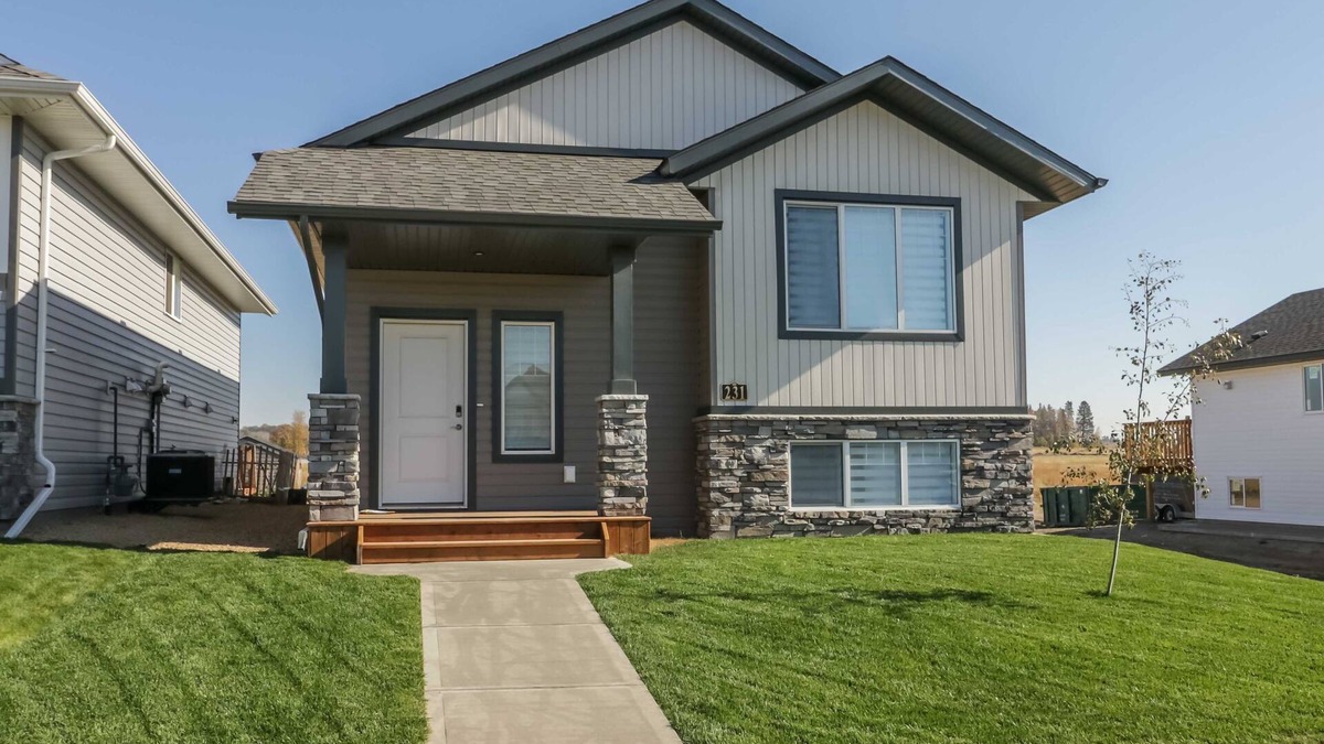 Modern 4 Bedroom House for 8 Guests in Red Deer ~ Games Room, Fire Pit, A/C, BBQ