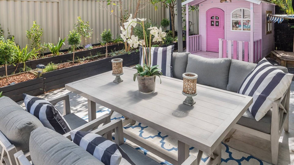 * MODERN & LUXURIOUS * 3 bed Entire Top Floor Guest Suite Close to the beach.