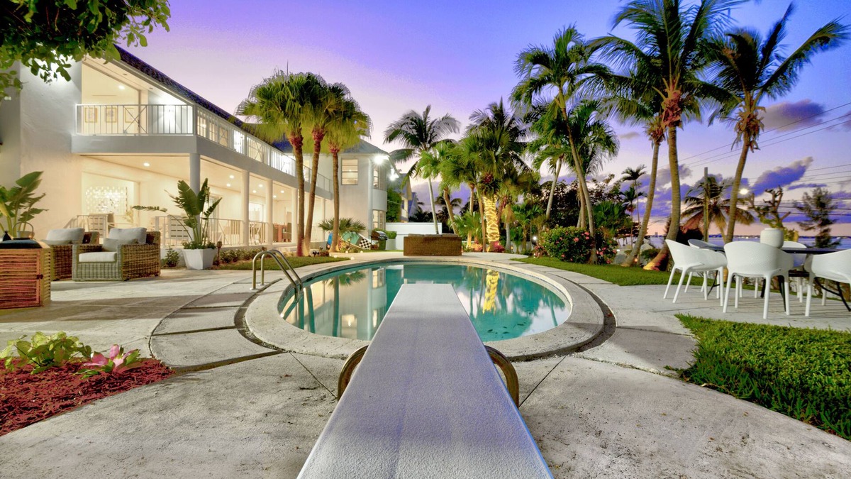 Modern with Private Pool and Sea Pool across from house!