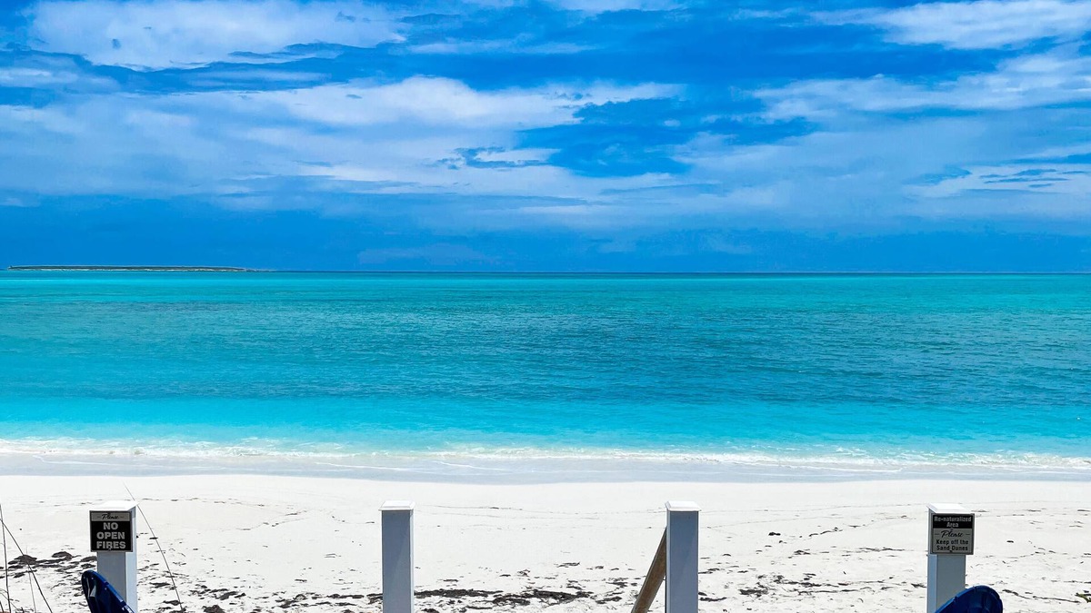 NEMO HOUSE-Luxury Beachfront on perfect Beach-Perfect for 4 couples/2 families