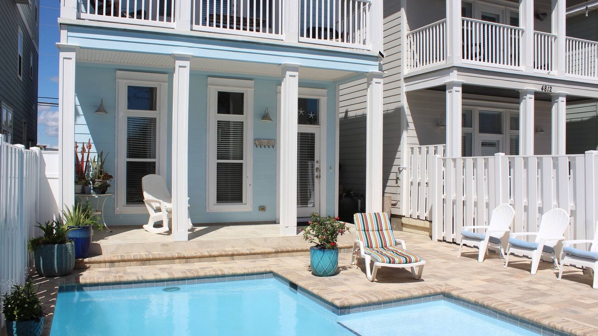 New Listing! Salt Life Beach House, Private Pool, 4-bedroom. 2 min walk to Beach