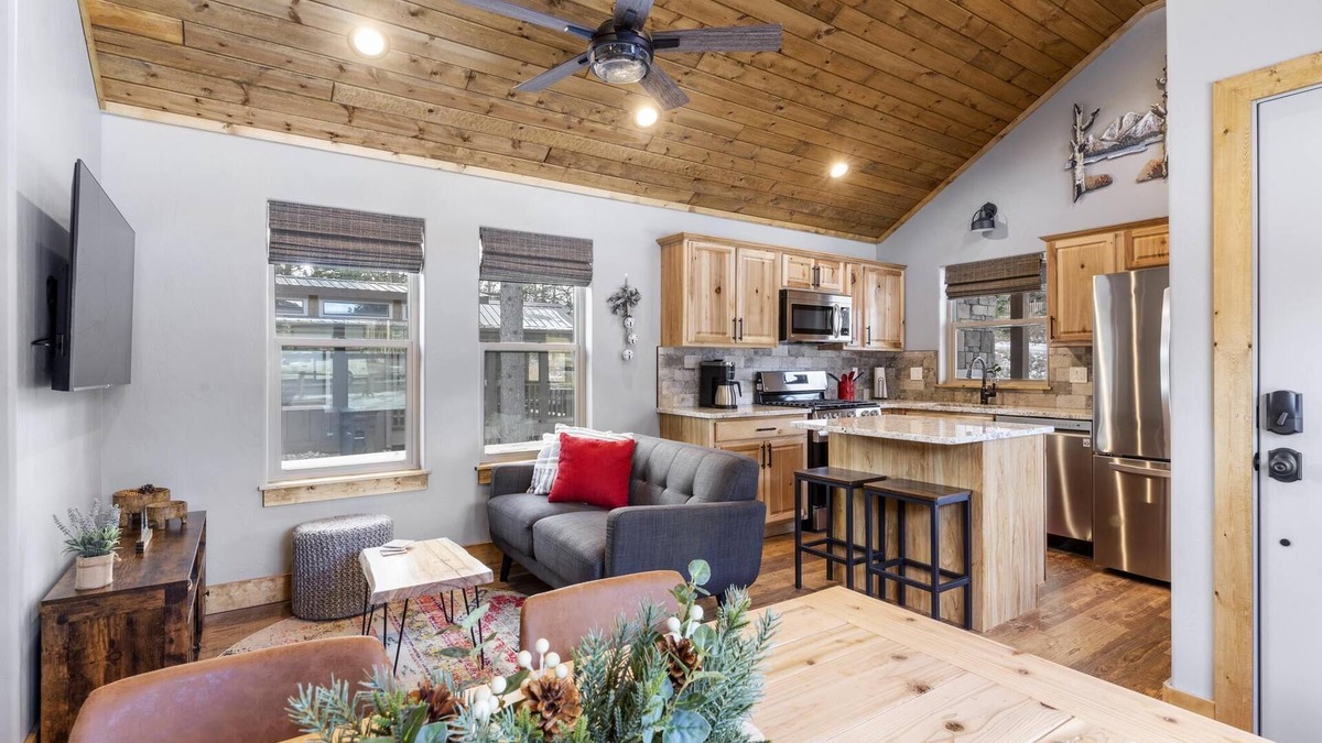 NEW! Outdoor Fireplace ✔️King Bed ✔️ Big Loft✔️Walk to town/shop ✔️ 🏔️