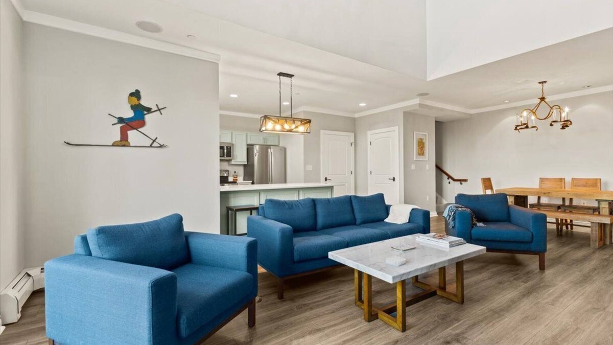 New Renovated 3BR/4BTH Condo Sleeps 10 Gym Heated Pool Walk to Stratton Mtn