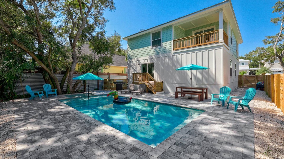 Newer- 5 Bedroom- Heated Pool and Spa