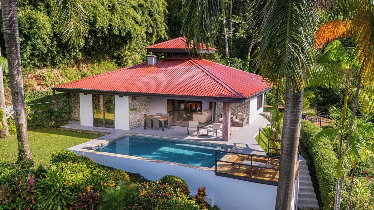 Newly Renovated 2 King, 2 Bath, AC, Fiber Optic Villa Ocean and Valley Views
