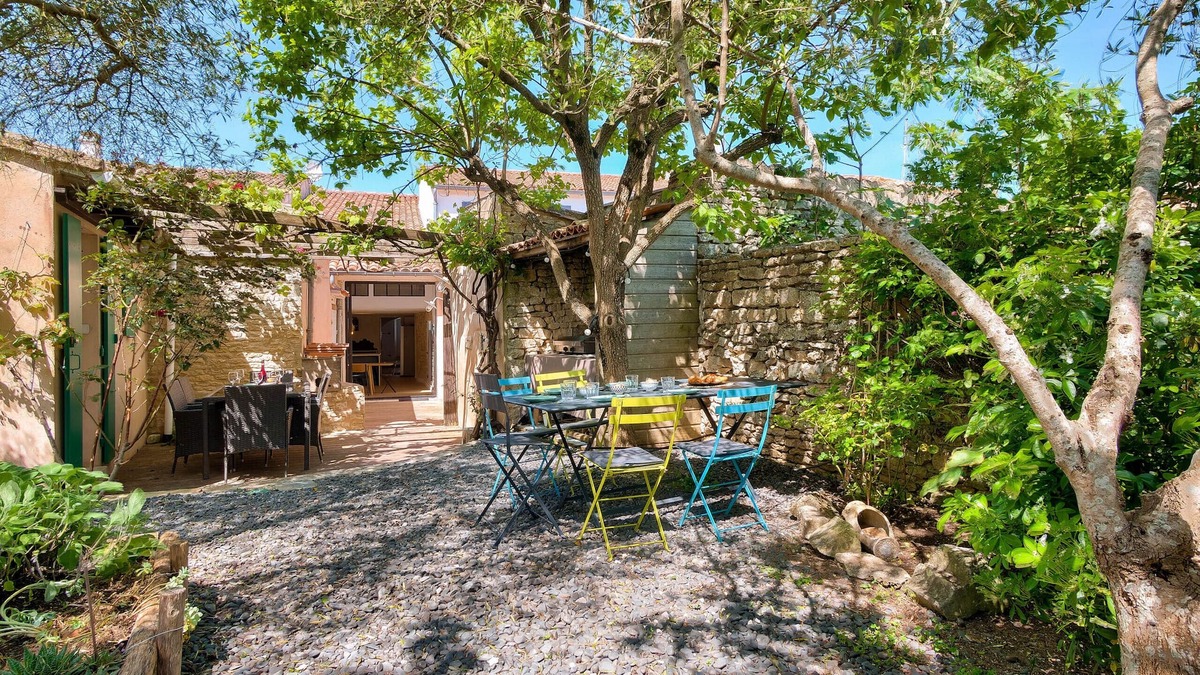 Nice house with shady garden for 11