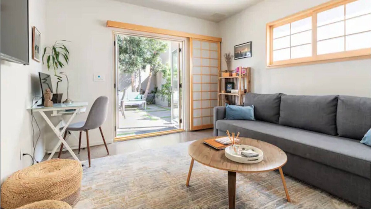 Oasis by the Sea - block to beach, economical luxury dream vacation/stay-cation