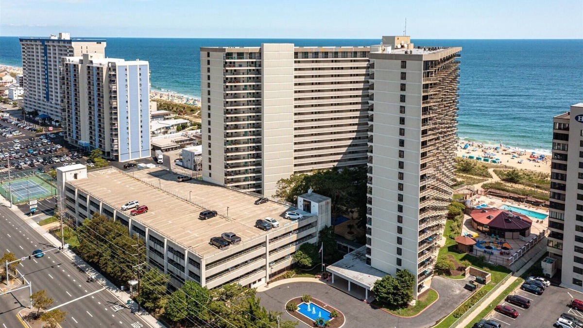 Ocean Front 2 Bedroom w/Den at Sea Watch Bldg