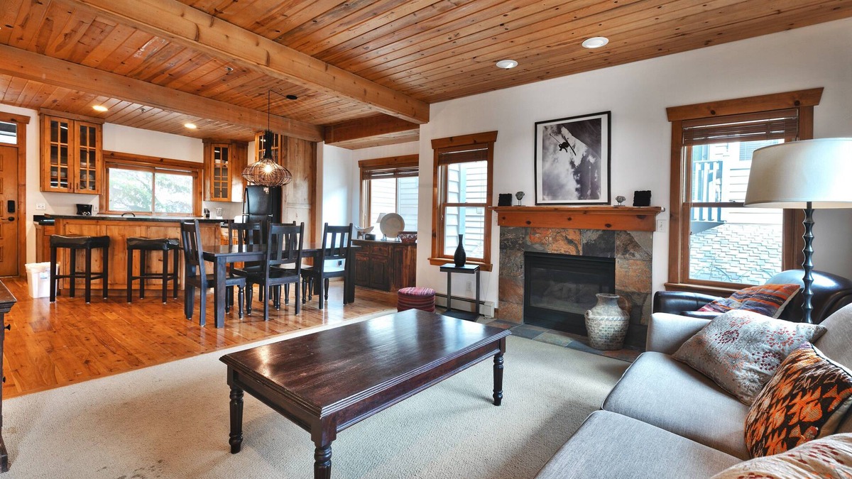 On Deer Valley Drive - Easy Walk/Shuttle to Skiing and Main St.