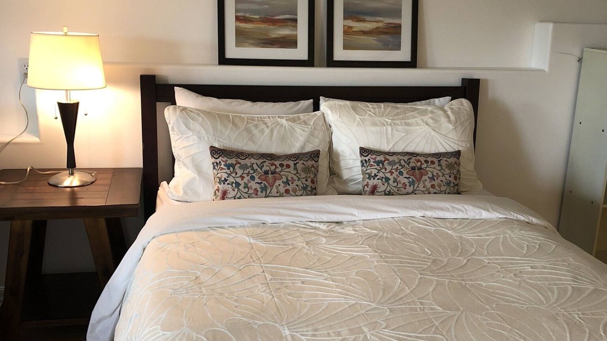 One bedroom suite near Hillside Mall