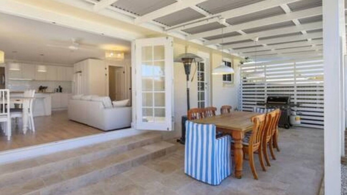 ORANGE LODGE - BEAUTIFUL HOME A FEW BLOCKS FROM TOWN