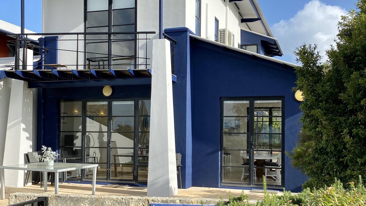 Panoramic Bay Views - Pet friendly & only a 5 minute stroll to town.