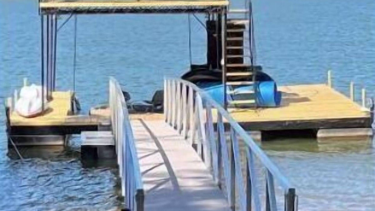 Peaceful 3 bedroom lakehouse w/private wooded lot.