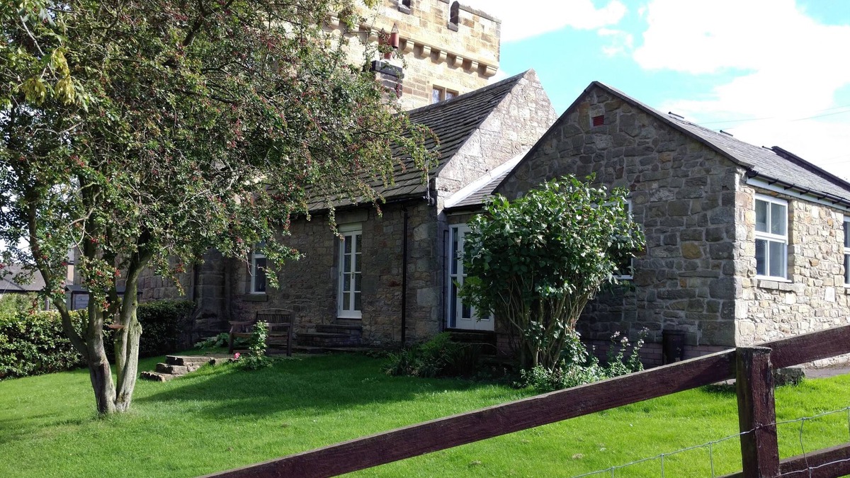 Peaceful Listed Cottage attached to Pele Tower with log stove
