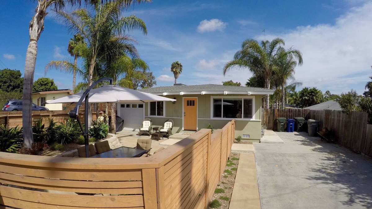Pet friendly cottage one mile from the beach
