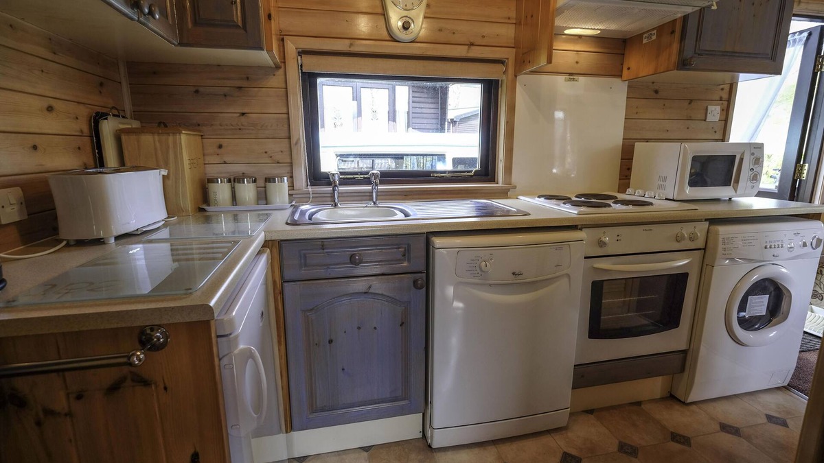 Pine Lodge With Panoramic Fell Views, Keswick, with Private Parking