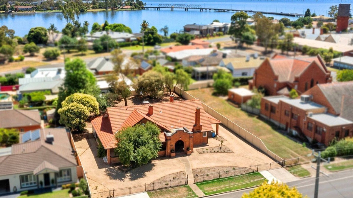 Pipers Rest located in the heart of yarrawonga. plenty of parking for boats and trailer.