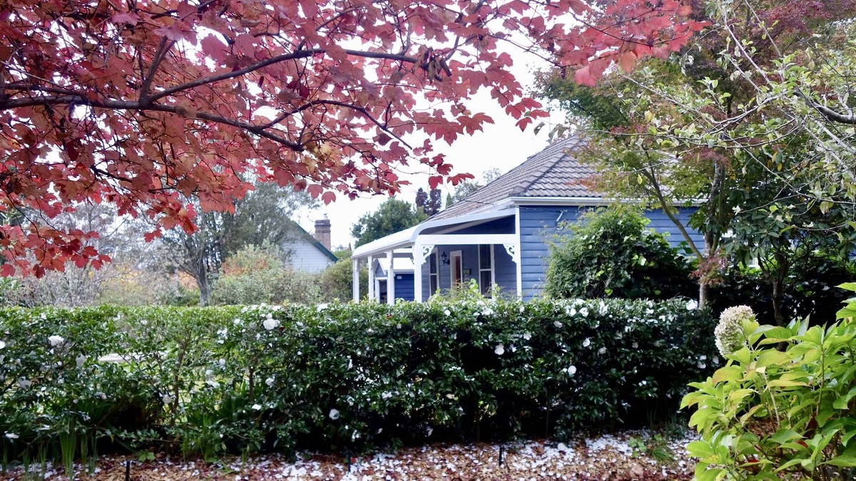 Poet’s Cottage Fireplace, Spa Bath + Scenic Treks