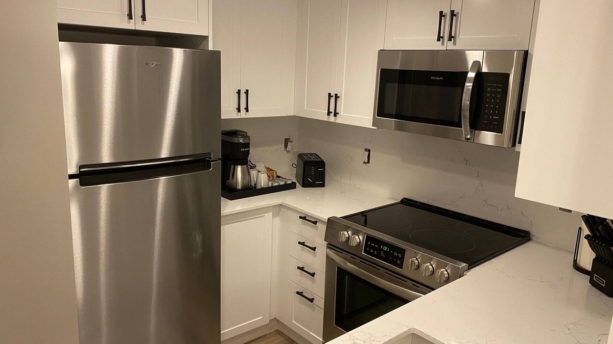 Premier Newly Renovated Clean Whistler Village Condo with Pool/Hot Tub