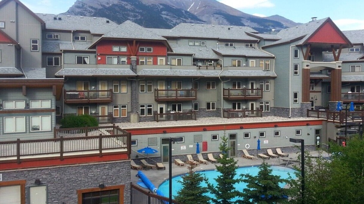 Price Drop!Canmore 2 Br Condo/Mtn View! Large Patio! Pool/3 Hot Tubs! Park Pass!