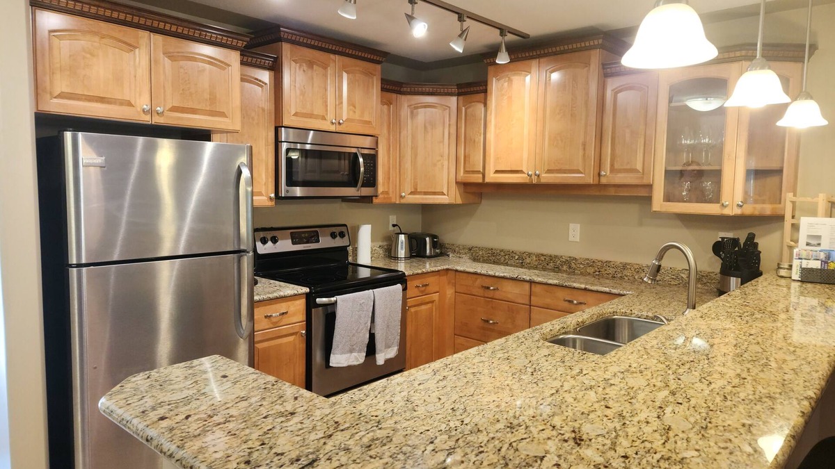 Quiet, forest view condo at Mabel Lake - Dog friendly!