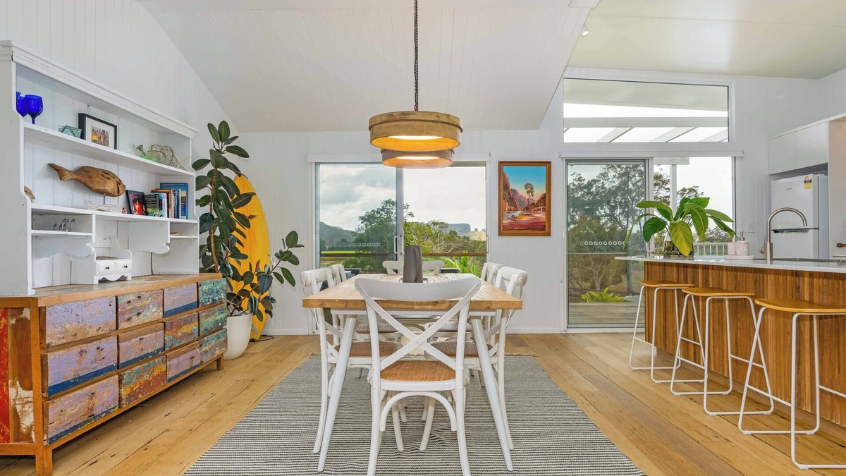 Rail Trail Retreat - Artisan Rural home - 5 mins only to pristine beaches!