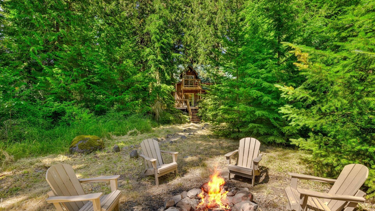 Recently remodeled riverfront home with fireplace, firepit & W/D - dog-friendly