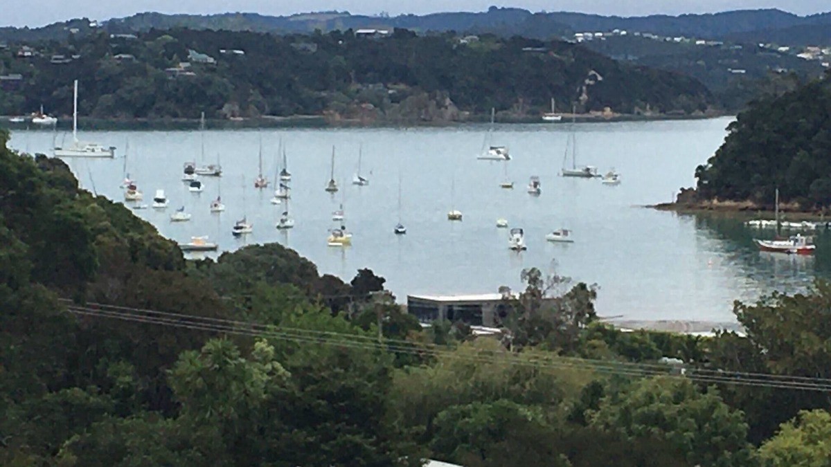 Relaxing home with views over Matauwhi Bay and an easy walk to Russell township