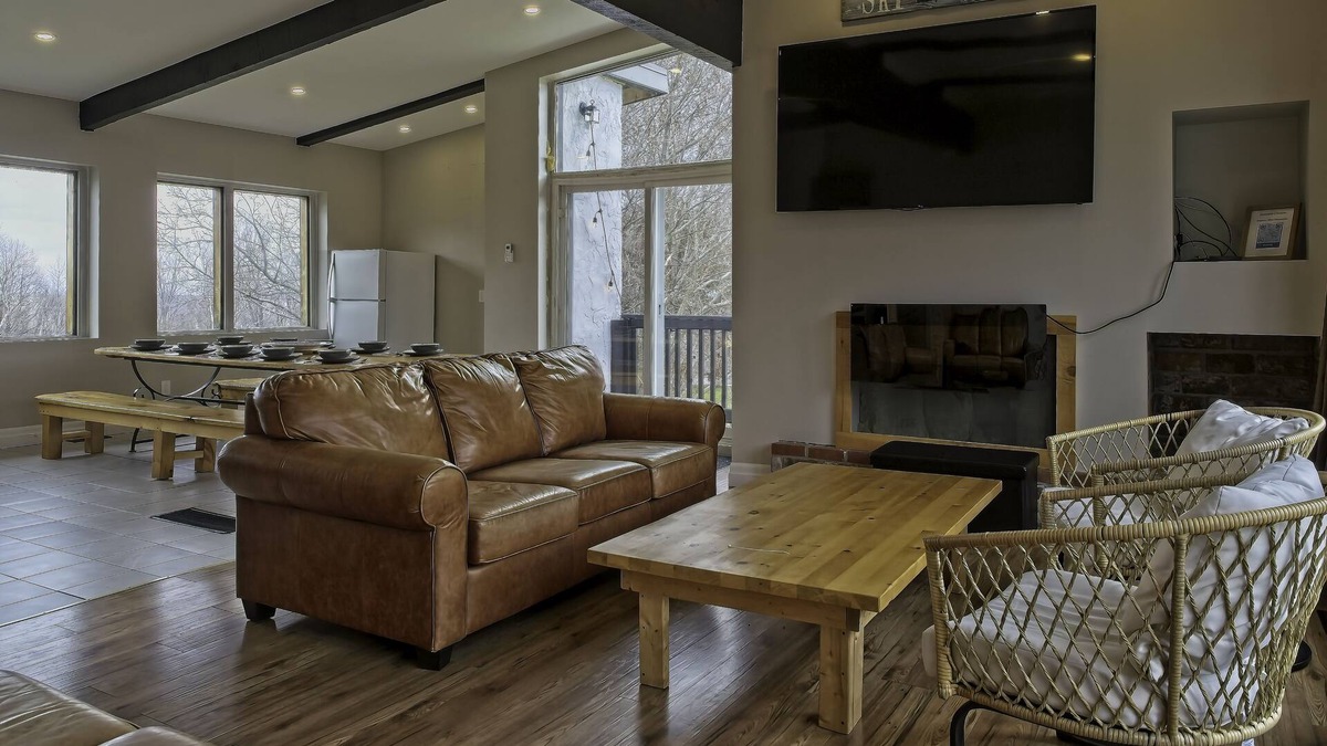 Remodeled 6 Bedroom Chalet, Hot-Tub Near Village