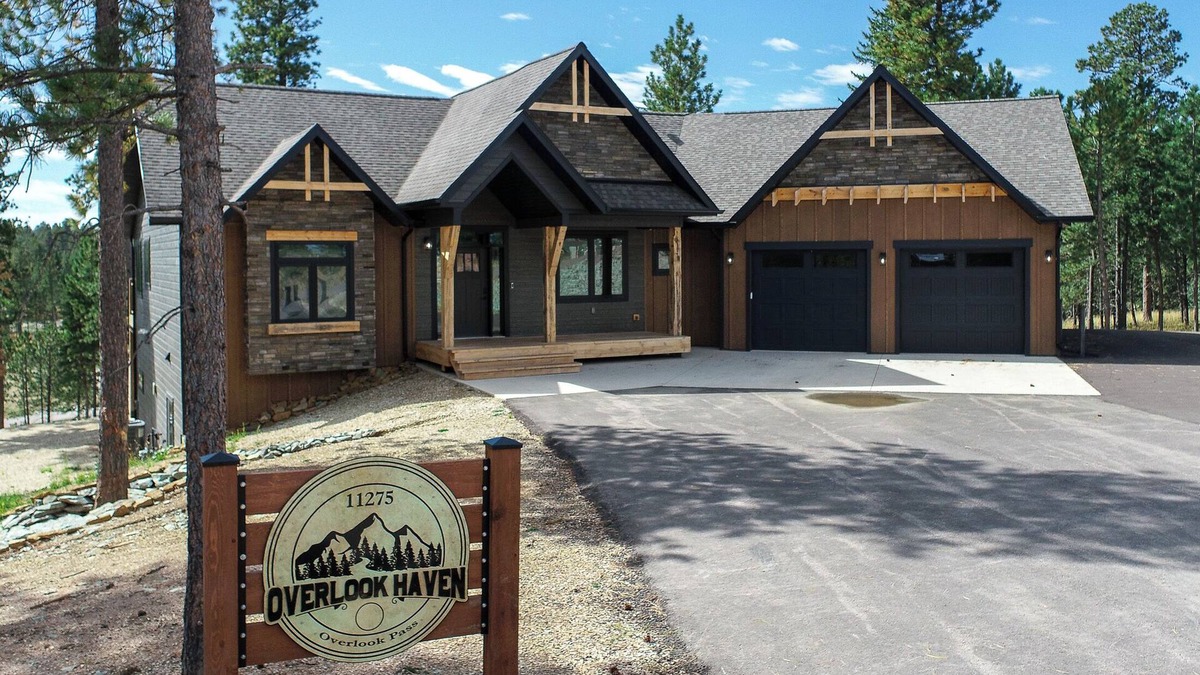 Ridgetop New 3800+ Sq. Ft. Lodge w/Hot Tub, Game Room, Paved Roads and More!