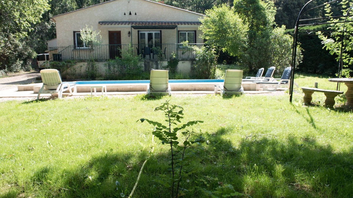 Riverfront house with pool at the foot of the Cascades du Sautadet