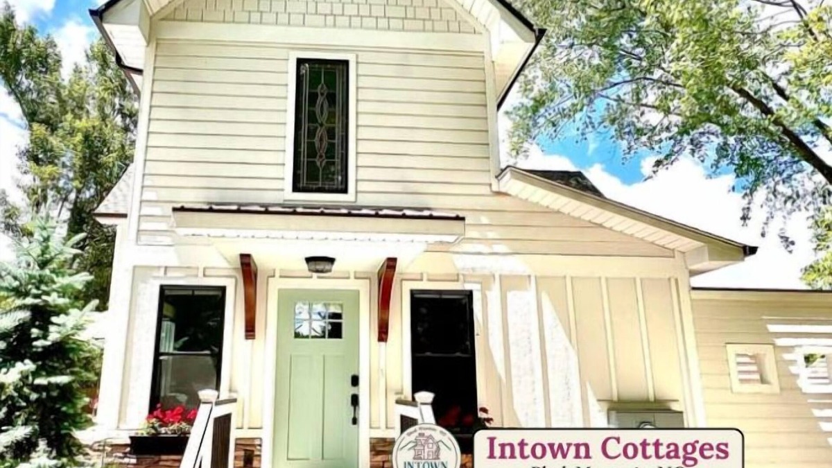 Romantic Hideaway w/Private HT, King Ste~DT Charm