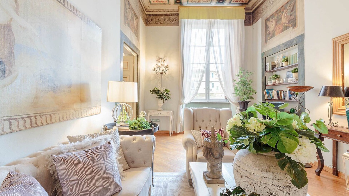 Romantic LUCCA apartment With View Over a Church