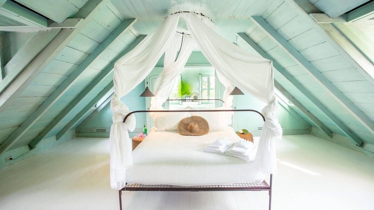 Salt Box: an Enchanting Historical Property with a Pool