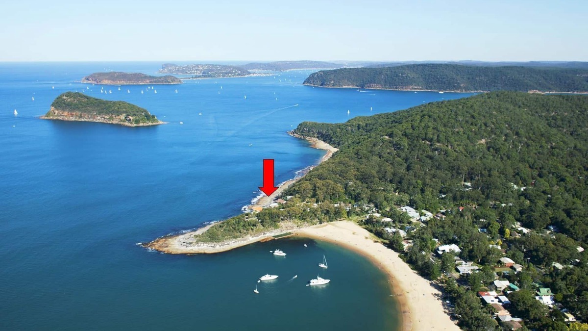 'Seabreeze' a unique Waterfront/Beachside property