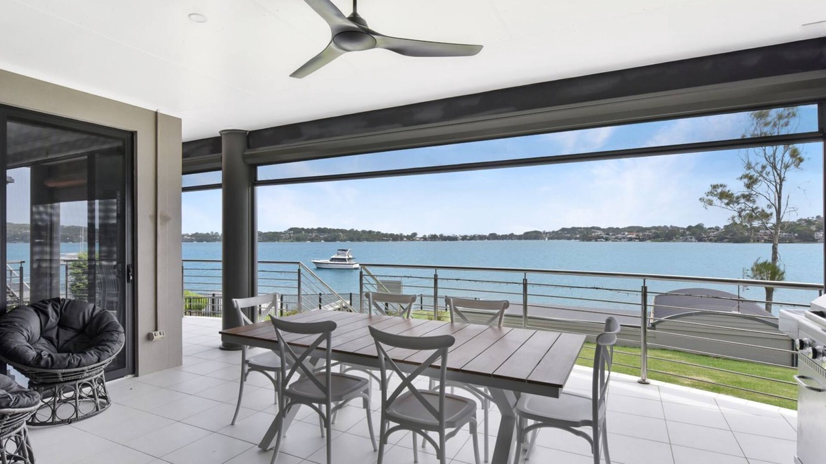Sealand Lake House - Stunning Absolute Waterfront at Fishing Point