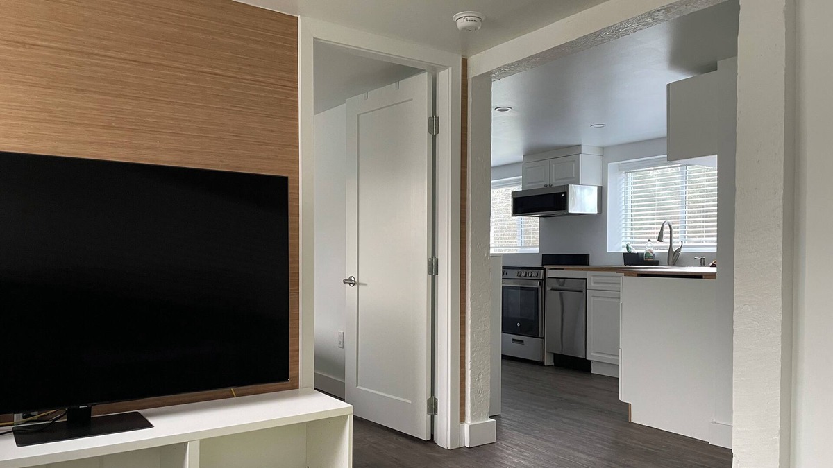Seaside Haven: Your Serene 1BR Retreat by the Coast