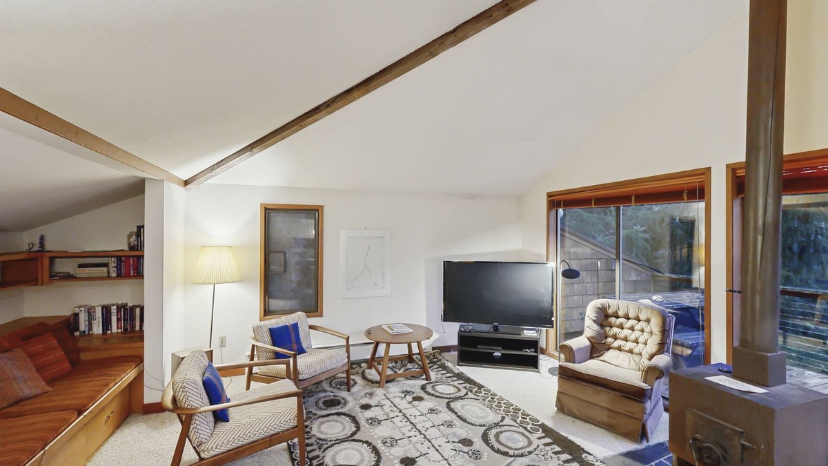 Secluded home with treetop views & balcony - near beach/Cascade Head