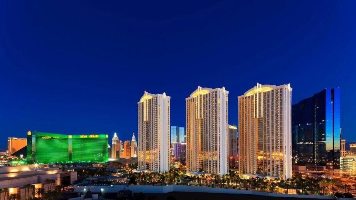 Signature at MGM 1BR balcony suite, tower 1.