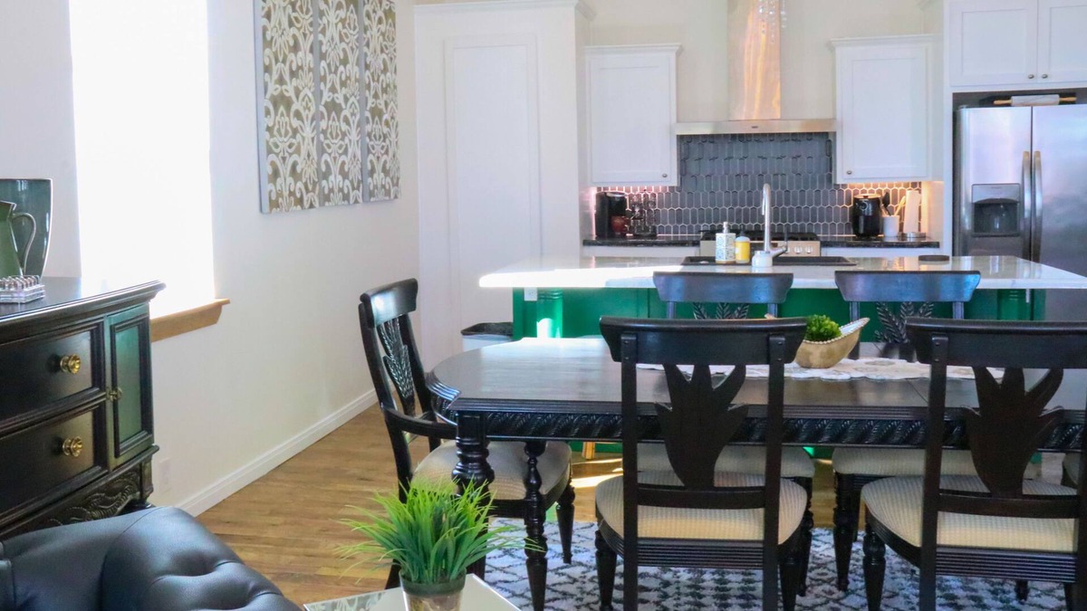 Sitting pretty right in the heart of the Historic Granbury Square!