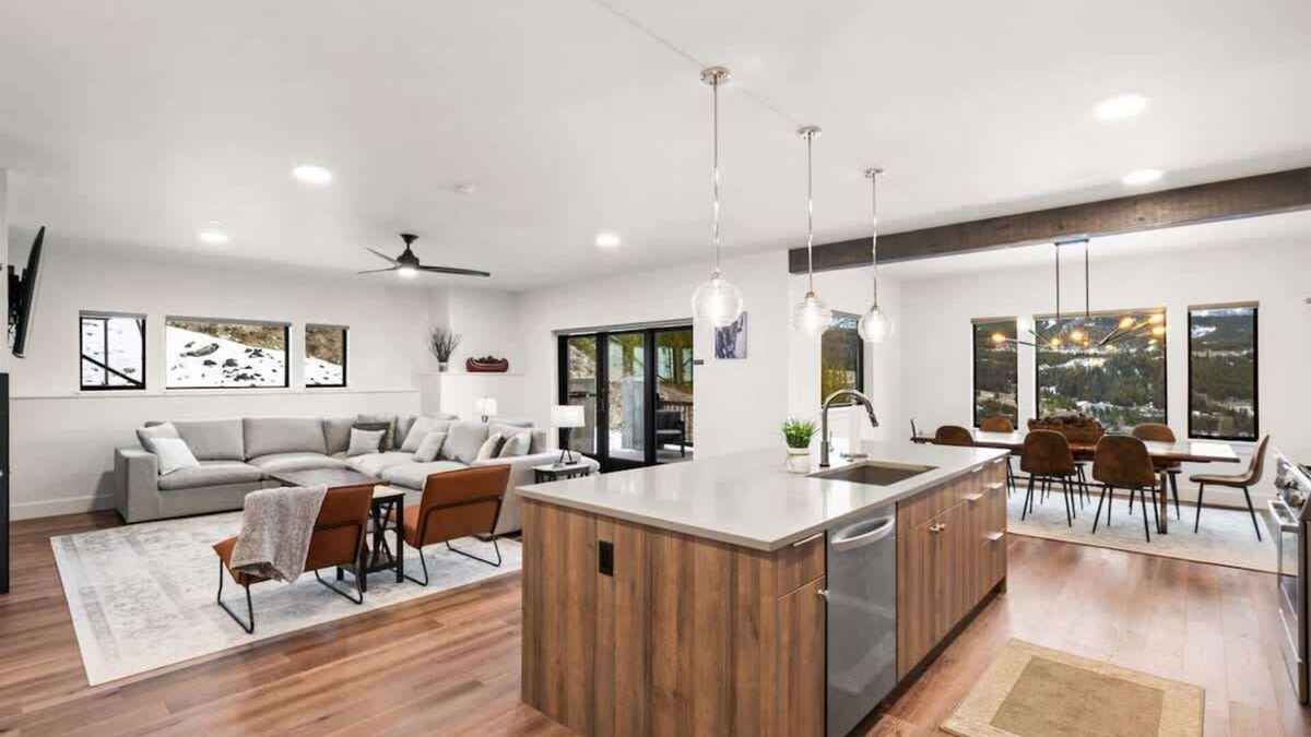 Ski-in/Ski-Out Slopeside Luxury Condo in Big Sky